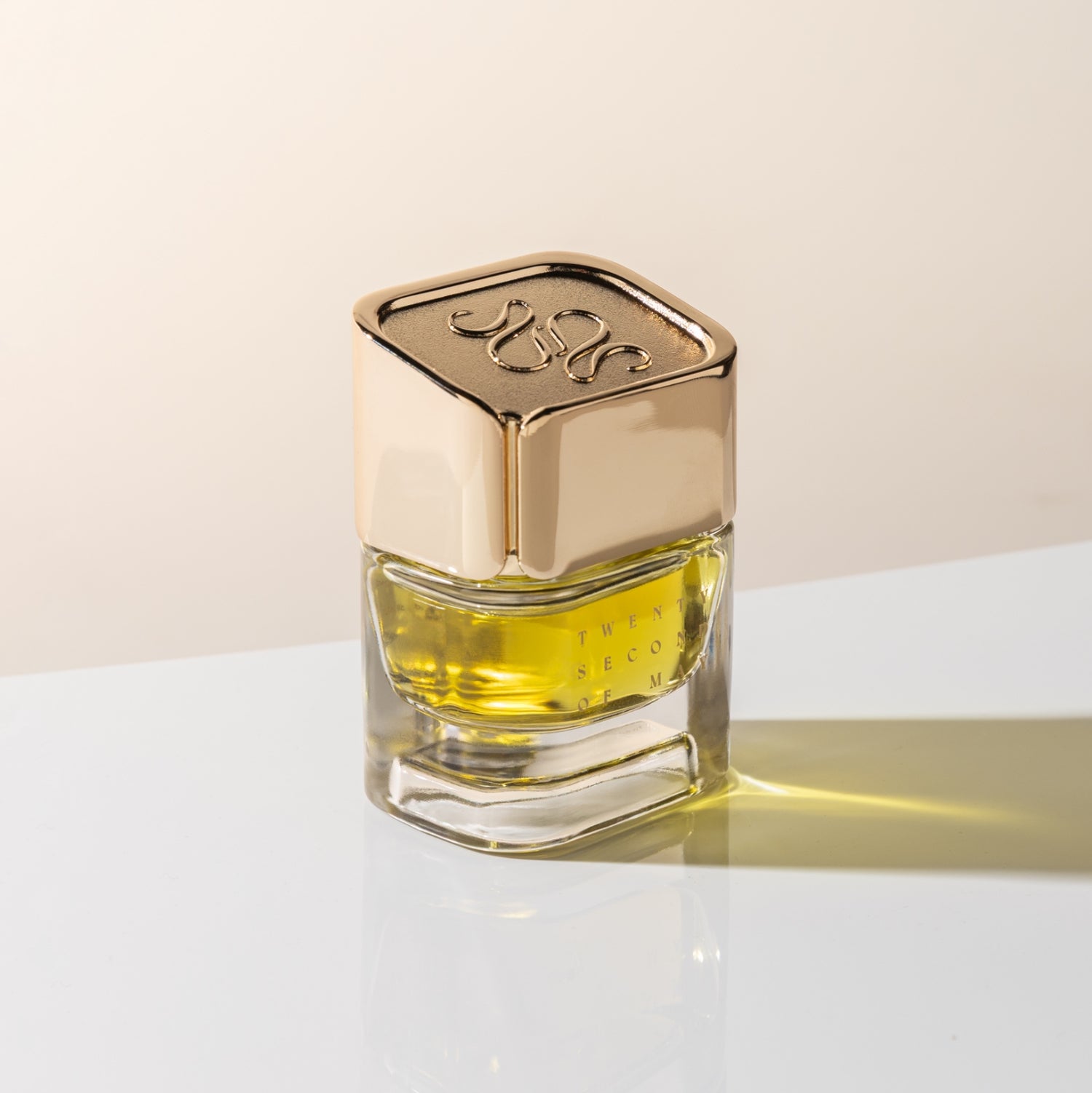 Bee’s Home perfume bottle – warm niche fragrance by twentysecondofmay
Bee’s Home luxury perfume – unisex scent with honey and amber notes
Luxurious bottle of Bee’s Home – comforting niche fragrance