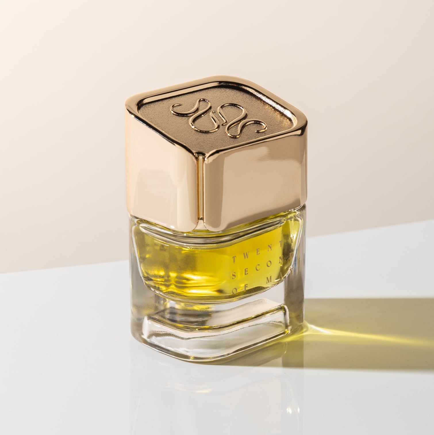 Bee’s Home perfume bottle – warm niche fragrance by twentysecondofmay
Bee’s Home luxury perfume – unisex scent with honey and amber notes
Luxurious bottle of Bee’s Home – comforting niche fragrance